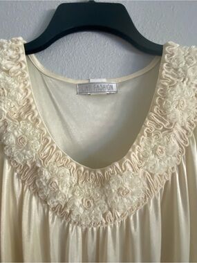 Lati Fashion Vintage Cream Floral-Trim Nightdress